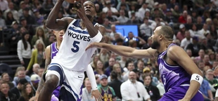 Anthony Edwards throws down huge dunk over John Collins in Timberwolves’ win against Jazz