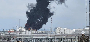 Huge fire at a chemical storage tank in Thailand kills one and injures 4