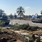 < Israeli troops take control of the Gaza side of the Rafah crossing with Egypt