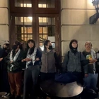 Students barricade doors at Columbia to prevent police from removing protesters
