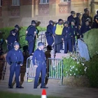 See moment police enter encampment at UCLA