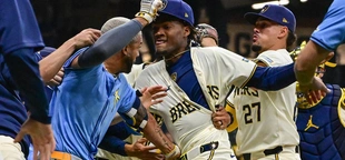 Punches thrown in benches-clearing melee between Brewers, Rays