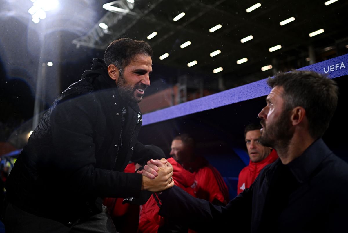 COMO, ITALY - OCTOBER 21: Cesc Fabregas, Manager of Como 1907, shakes hands with Michael Carrick, Manager of Manchester United, before the UEFA Champions League 2026/27 League Phase MD3 match between Como 1907 and Manchester United at Giuseppe Sinigaglia Stadium on October 21, 2026 in Como, Italy. (Photo by Mattia Ozbot - UEFA/UEFA via Getty Images)