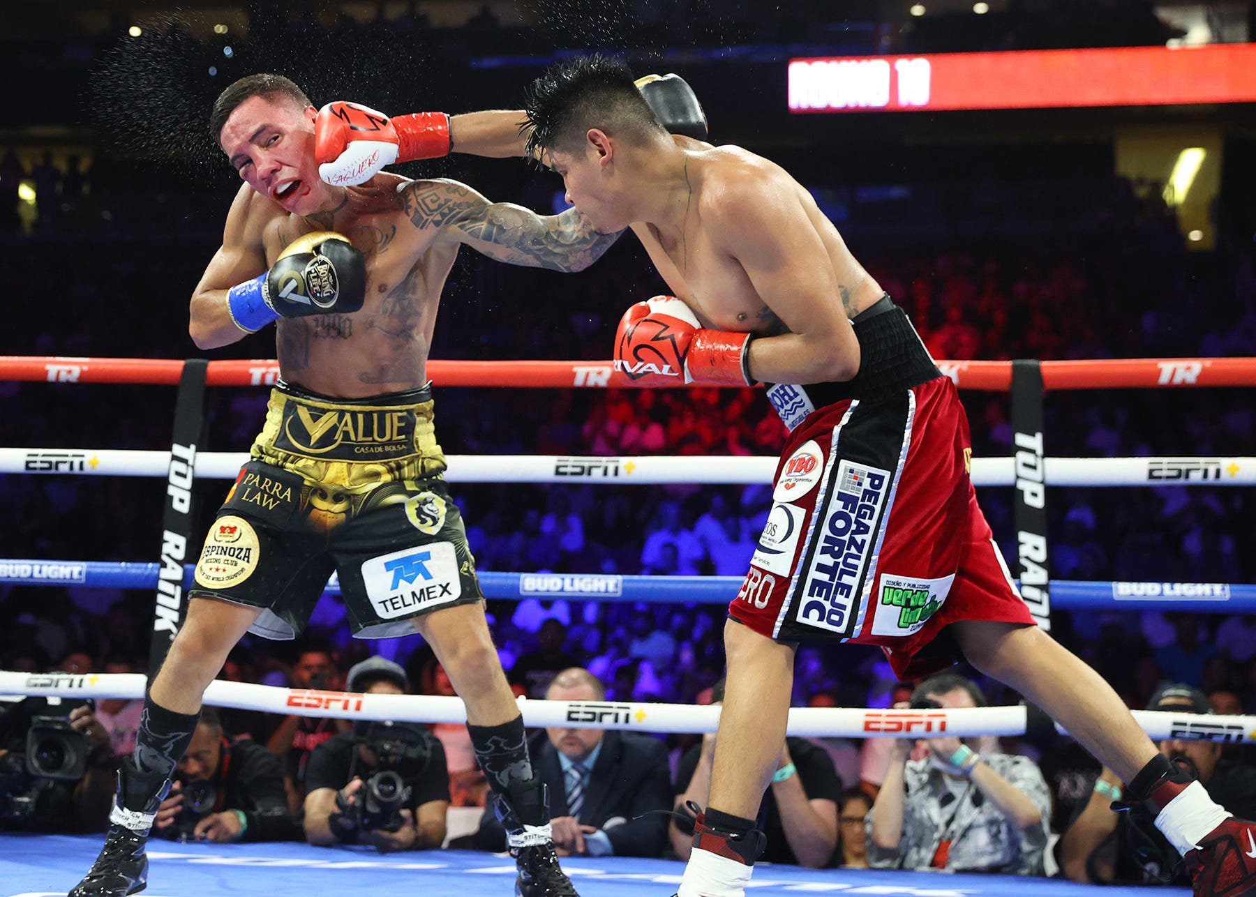 GLENDALE, ARIZONA - 12 DE AGOSTO: Emanuel Navarrete (I) y Oscar Valdez (D) intercambian golpes durante su pelea por el campeonato ligero junior de la OMB en el Desert Diamond Arena el 12 de agosto de 2023 en Glendale, Arizona.