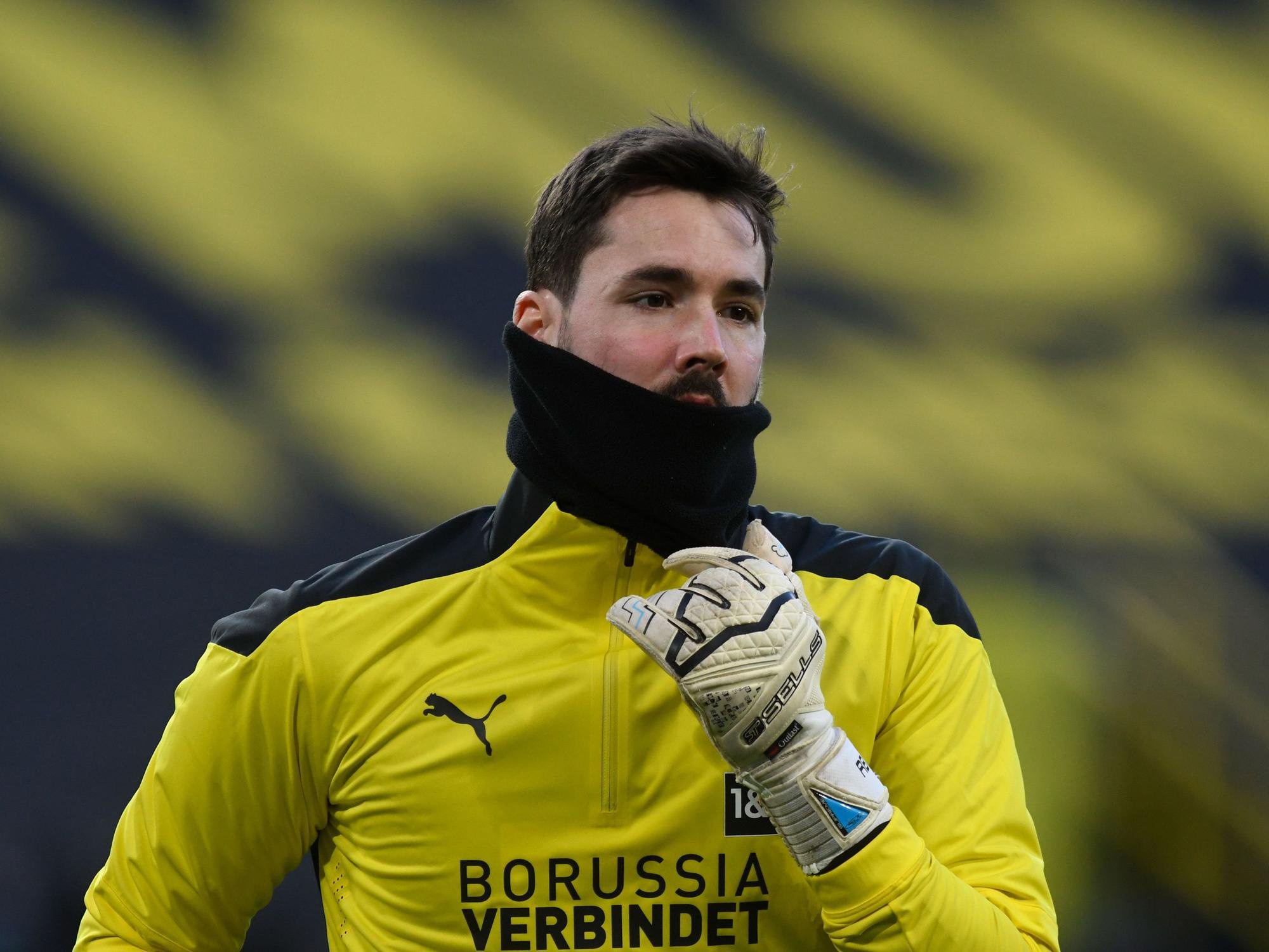 Dortmunds ehemaliger Torhüter Roman Bürki wurde nach einem Zusammenprall in eine Klinik eingeliefert.