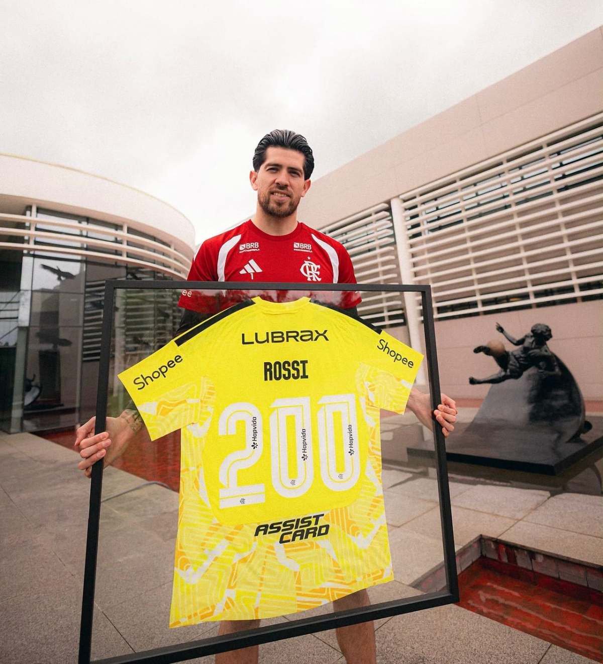 Rossi chega a 200 jogos pelo Flamengo e entra no top 10 de goleiros do clube