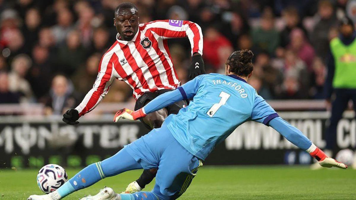 James Trafford of Leeds United saves Brian Brobbey of Sunderland's shot