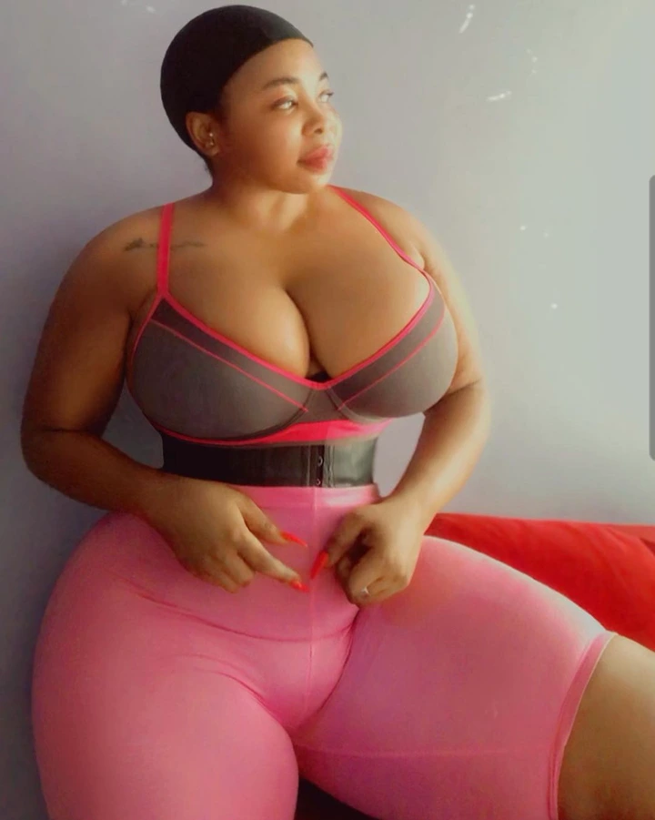 Unusual poses of curvy women causing a stir on social media (photos)