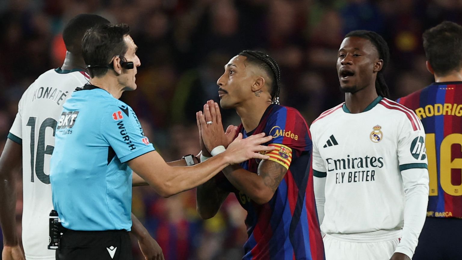 Did the Clásico referee overlook sending off a Barcelona star?