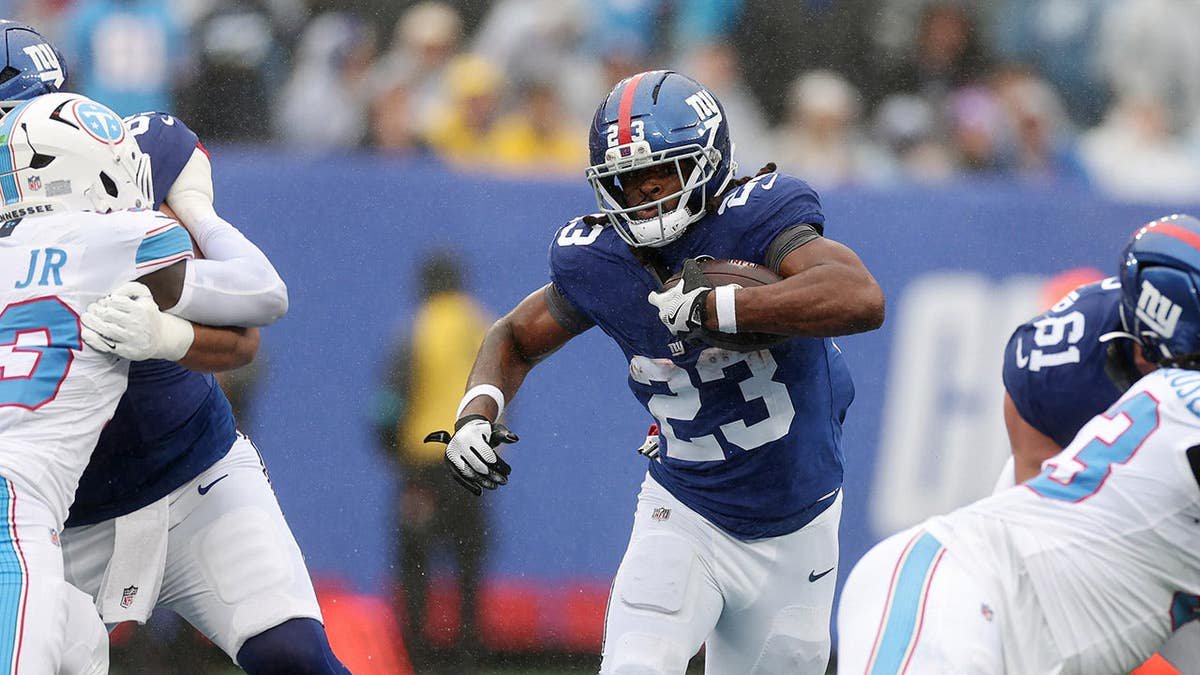 Najee Harris carries the ball against the Tennessee Titans at MetLife Stadium.