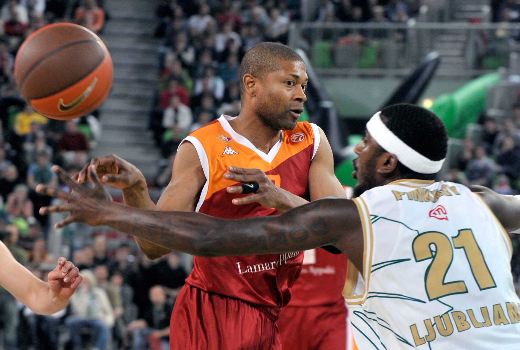 Kevinn Pinkney (R) of Union Olimpija challenges Charles Smith of Lottomatica Roma during their men's Euroleague basketball group B game in Ljubljana February 23, 2011. REUTERS/Srdjan Zivulovic (SLOVENIA - Tags: SPORT BASKETBALL)