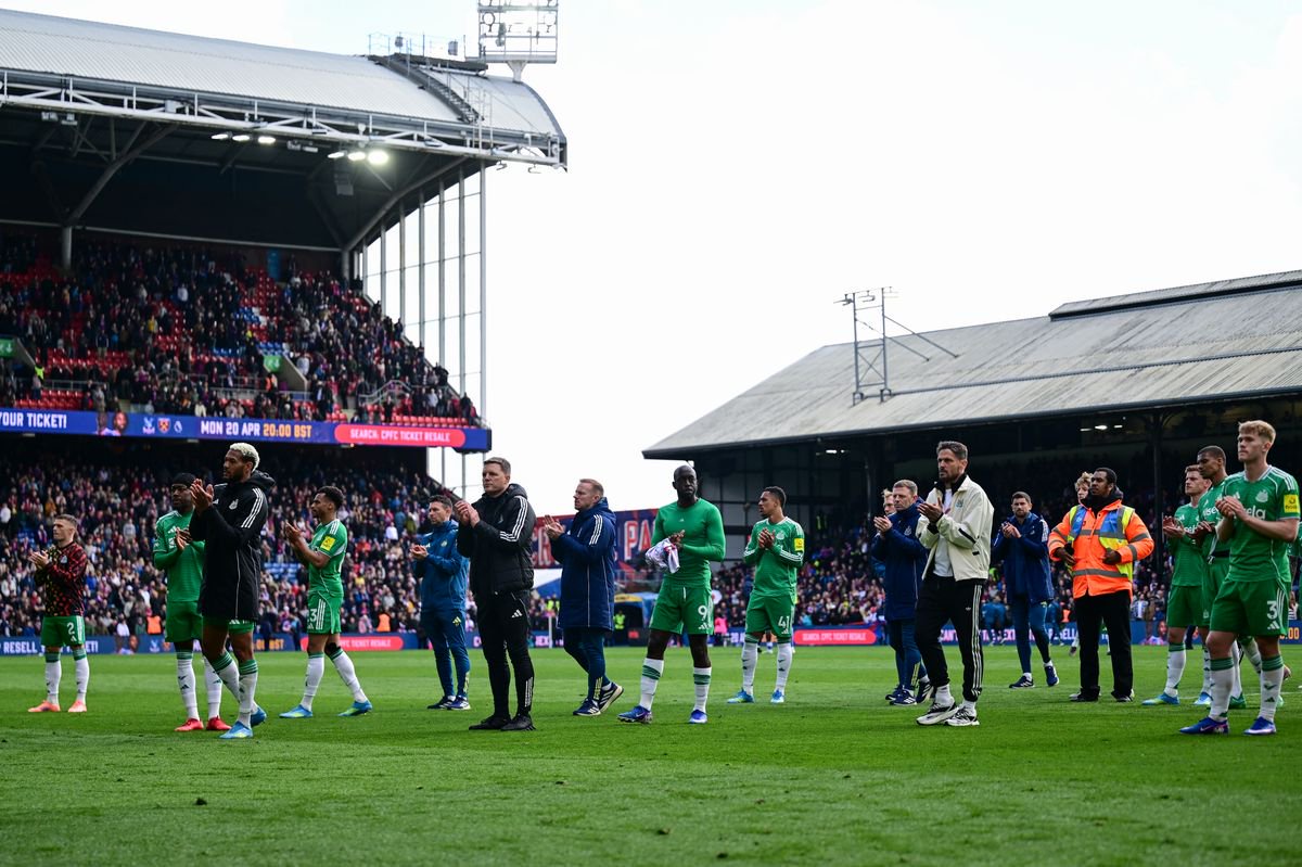 Eddie Howe and his Newcastle players after Sunday's 2-1 defeat at Crystal Palace