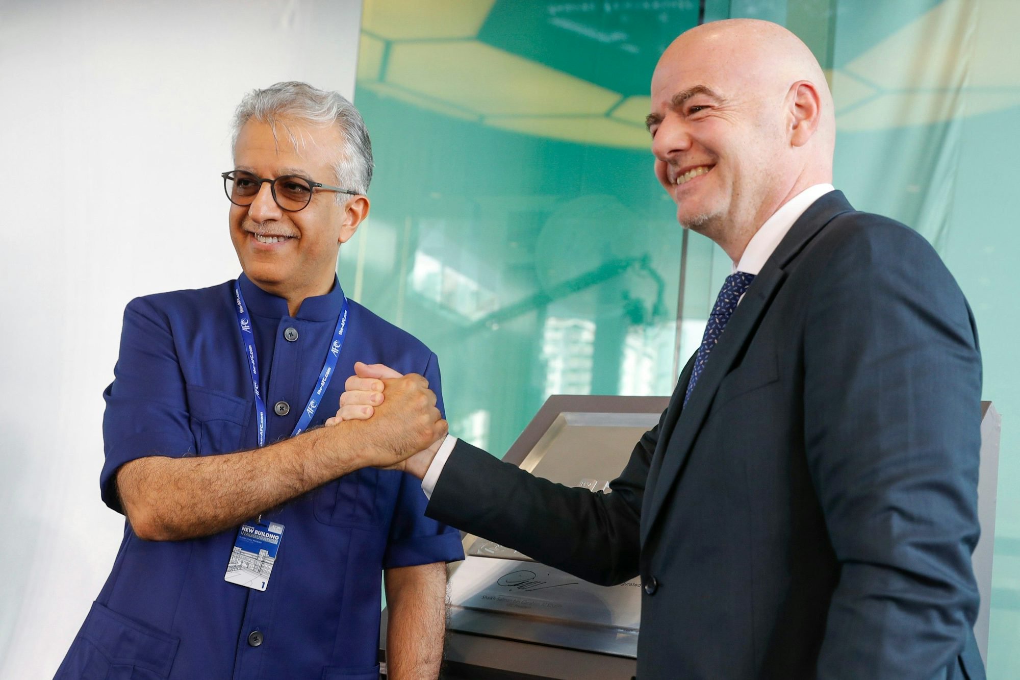 Eine Hand, äh, schlägt in die andere: Scheich Salman bin Ibrahim al-Khalifa (links), Präsident des asiatischen Fußballverbands AFC, mit Fifa-Präsident Gianni Infantino.