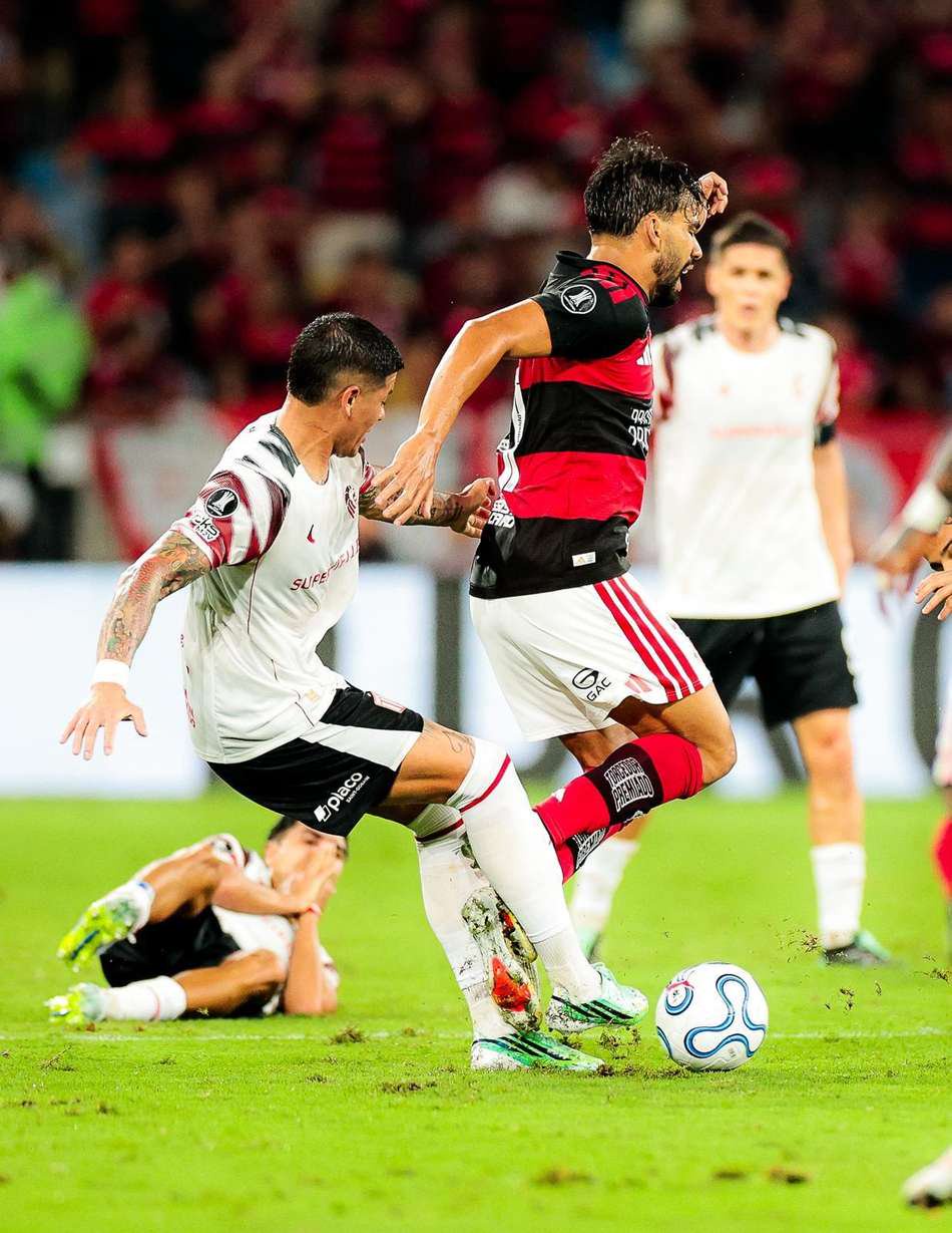 Rojo em Flamengo x Estudiantes