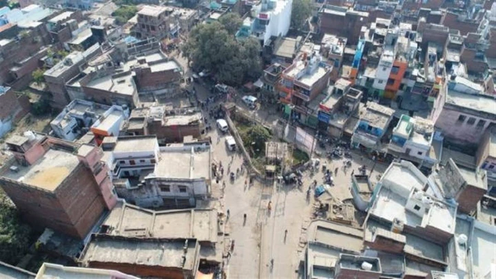 गोरखपुर में ड्रोन से निगरानी हुई तो 54 घरों की छतों पर दिखें ईंट-पत्थर, पुलिस ने नोटिस जारी कर पूछा- छतों पर क्यों रखें हैं पत्थर