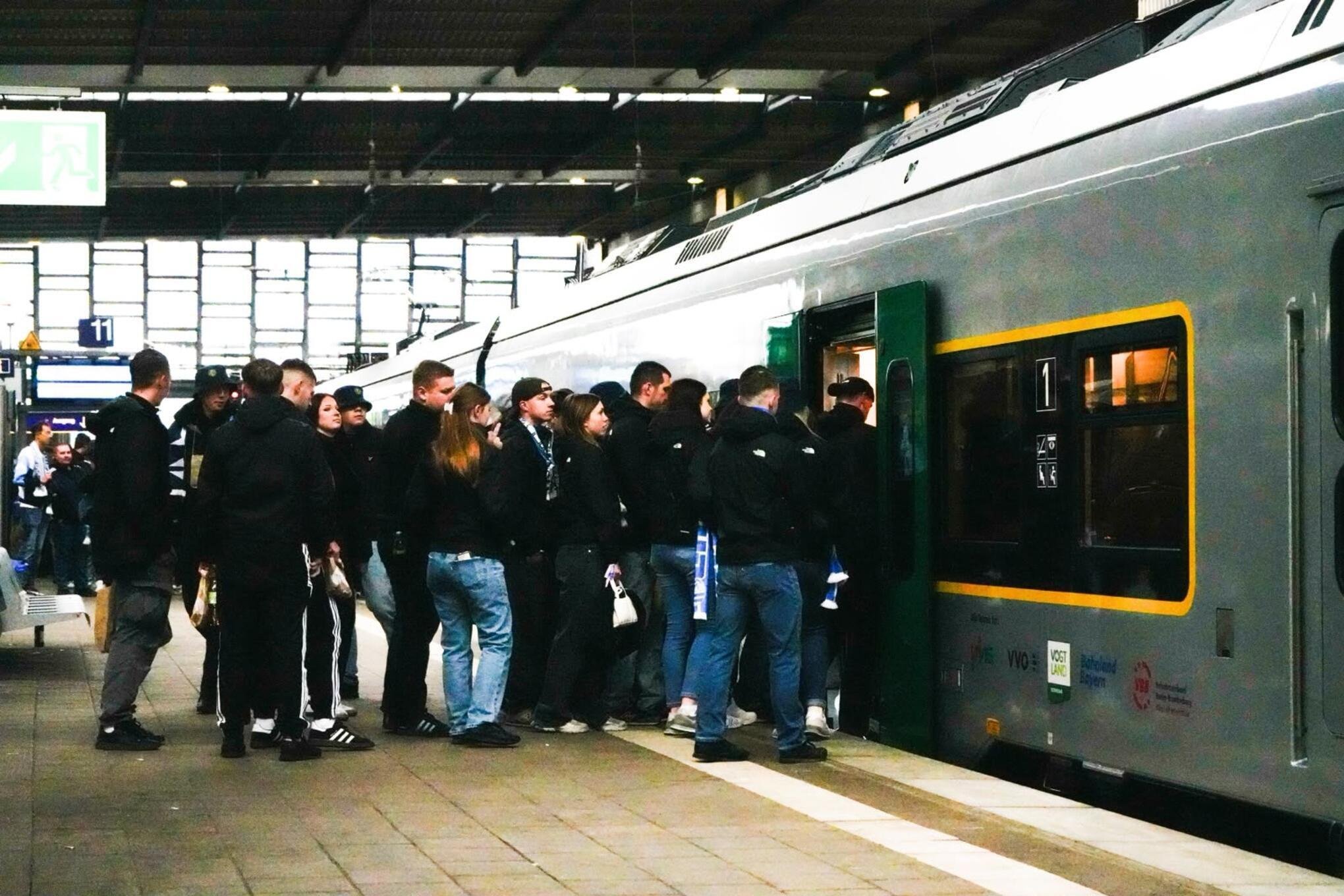 Abfahrt! Himmelblauer Sonderzug rollt zum DDR-Rekordmeister! - 500 Fans des Chemnitzer FC reisen mit dem Sonderzug zum Auswärtsspiel beim BFC Dynamo.