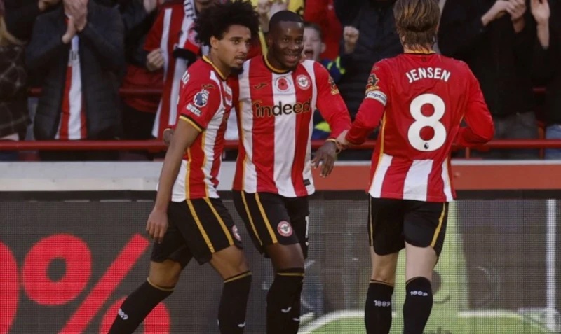 Brentford's Dango Ouattara, Kevin Schade and Mathias Jensen celebrate