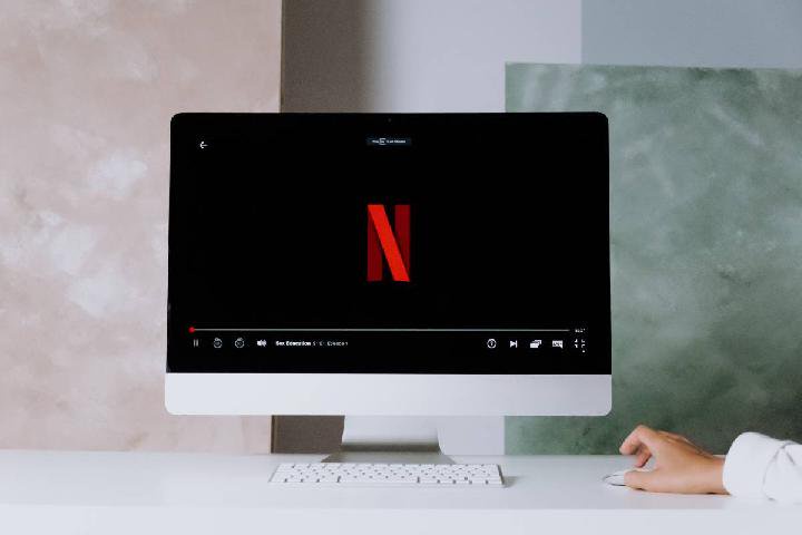 Menonton film di Netflix menjadi opsi yang menarik untuk ngabuburit. Ini rekomendasi film religi Netflix yang cocok untuk menemani puasa Anda. Foto: Canva
