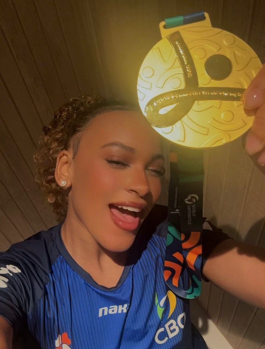 Selfie Exclusiva Pra Nação! ❤️🖤rebeca Andrade E Sua Mais Nova Medalha Diretamente De Roterdã. A