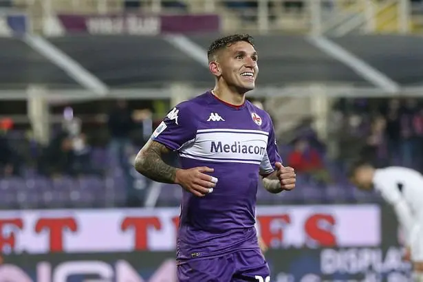 Lucas Torreira in action for Fiorentina against Genoa in Serie A