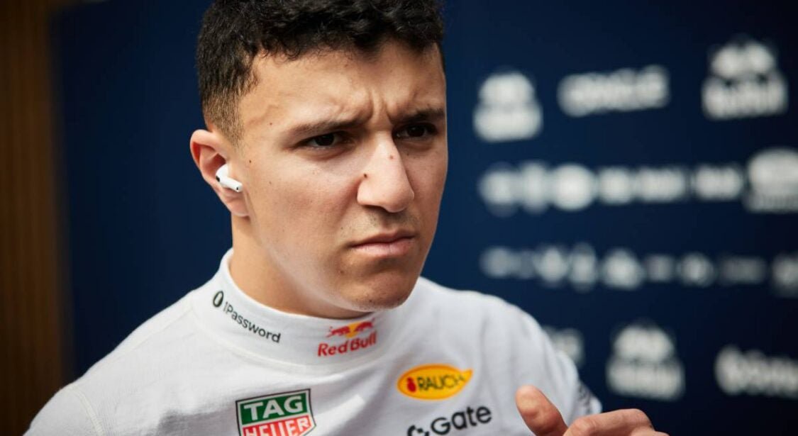 Isack Hadjar convoqué par la FIA pour un comportement présumé inapproprié avec un supporter
