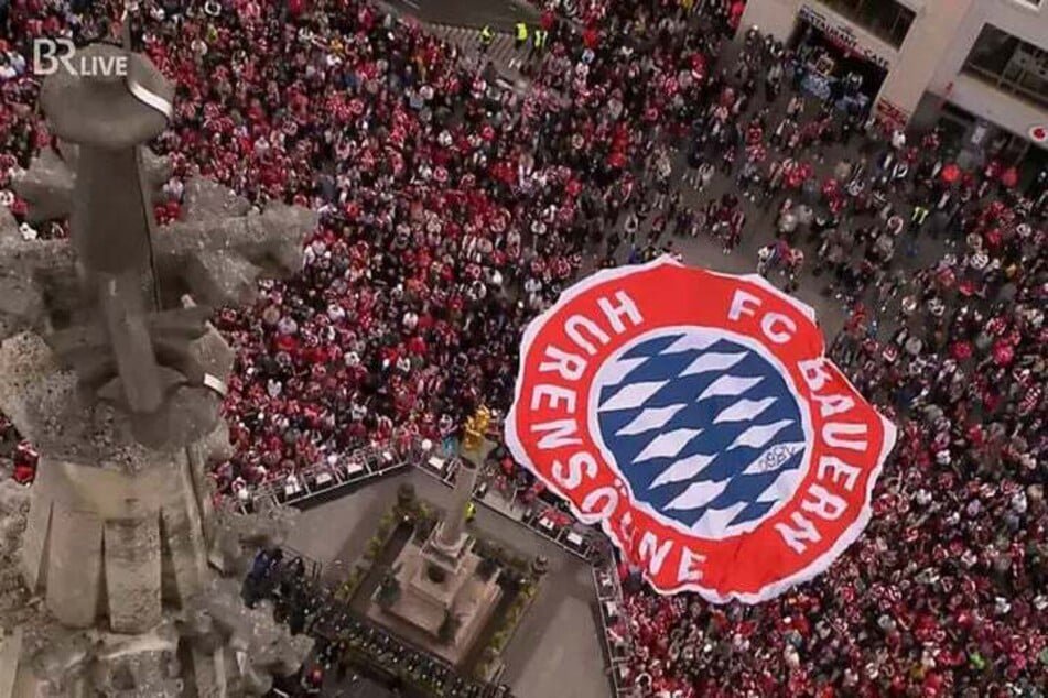 Den letzten Coup landeten die Löwen-Fans: Ein Schmähbanner wurde bei der Meisterfeier der Bayern ausgebreitet.