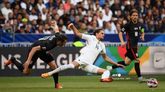 Pemain depan Kroasia Ante Budimir (kiri) menantang gelandang Prancis Adrien Rabiot selama pertandingan sepak bola UEFA Nations League - Liga A Grup 1 antara Prancis dan Kroasia di Stade de France di Saint-Denis, di pinggiran Paris pada 13 Juni 2022.
