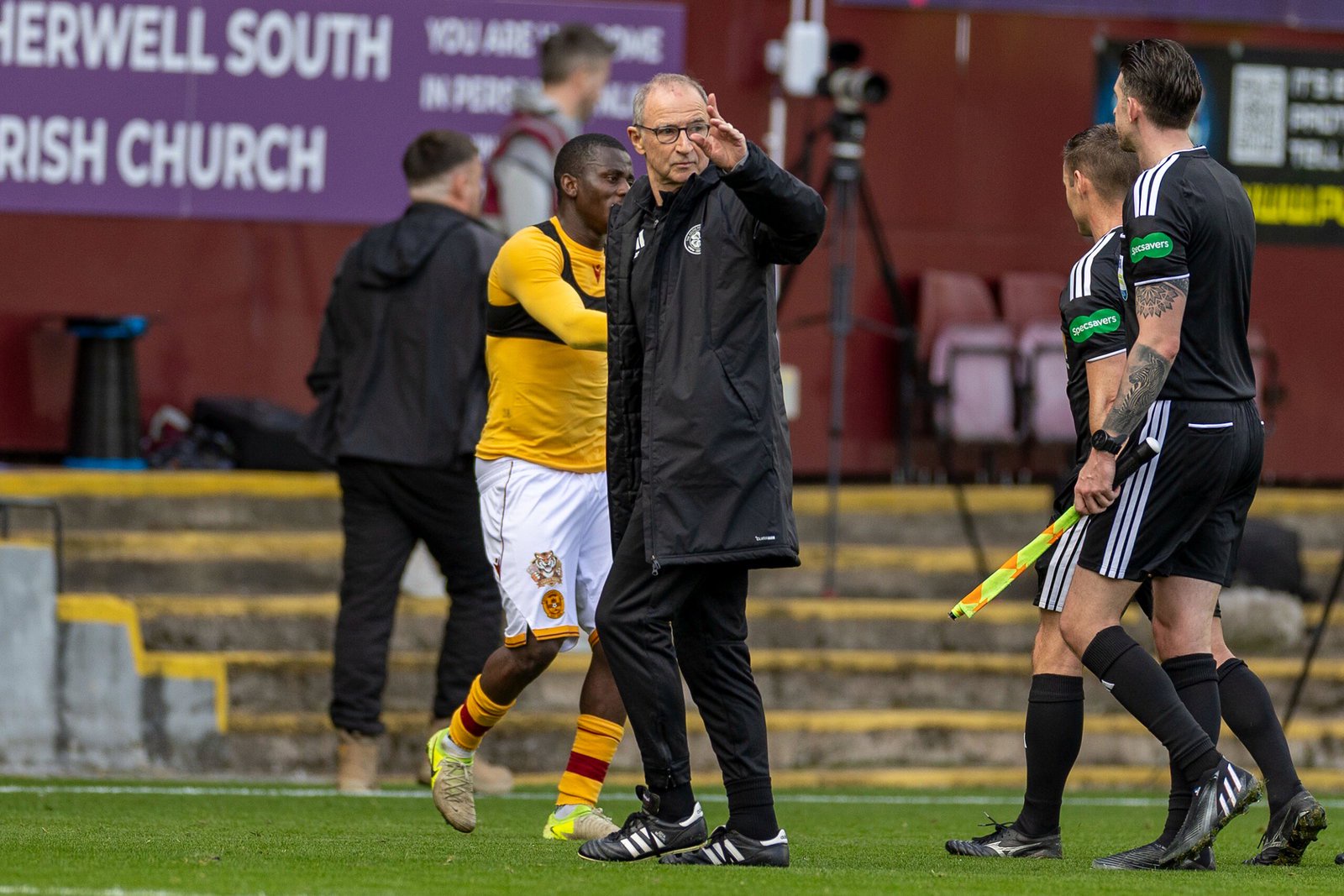 Celtic manager Martin O'Neill acknowledges the fans after the match against Motherwell at Fir Park