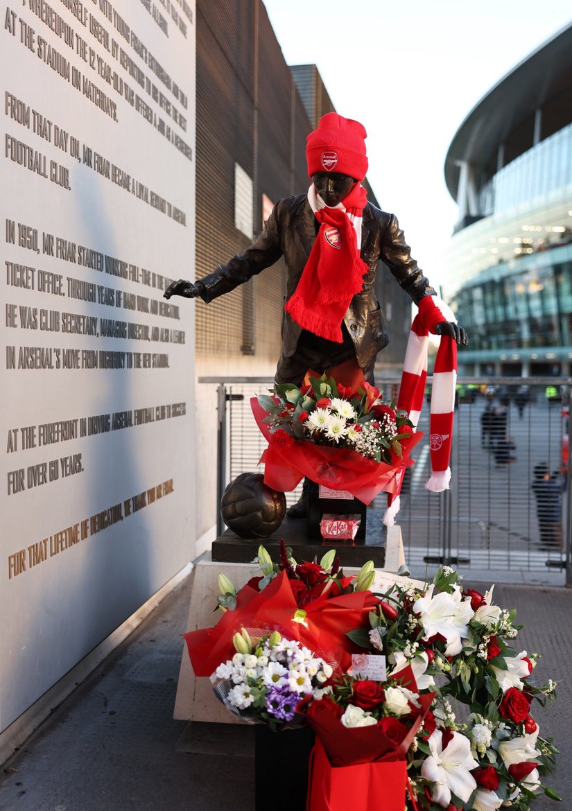 Friar's statue at the Emirates following the announcement of his death