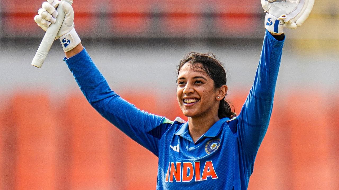 यह दौरा दोनों देशों के क्रिकेट इतिहास के लिए काफी खास है क्योंकि भारत और जिम्बाब्वे की महिला टीमों के बीच पहली बार किसी बाइलेटरल सीरीज  का आयोजन हो रहा है. टी20 मुकाबलों के बाद दोनों टीमें तीन मैचों की वनडे सीरीज भी खेलेंगी. (PHOTO CREDIT- PTI)