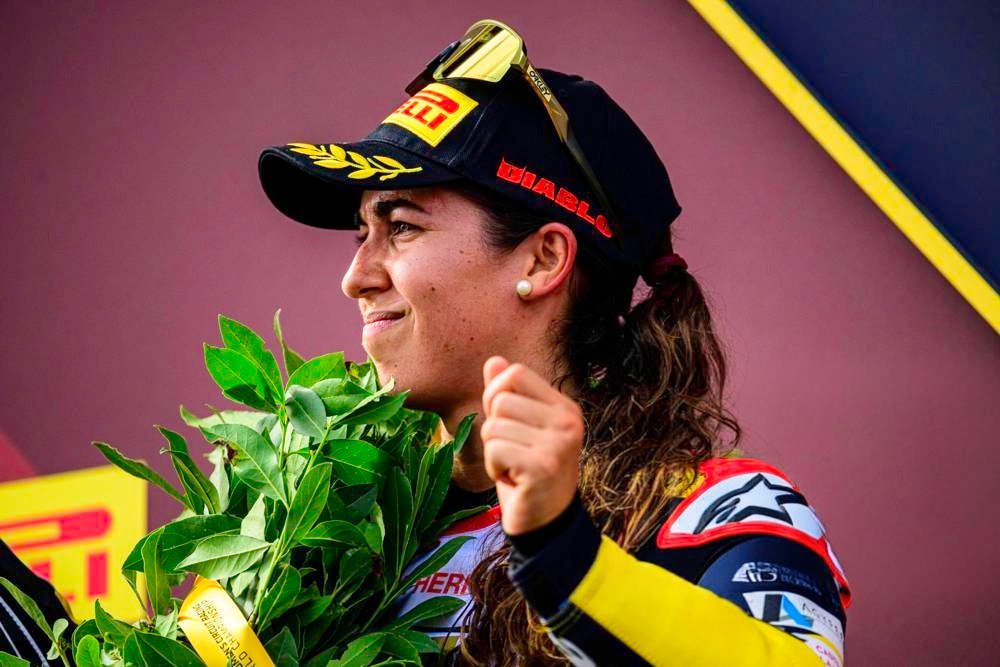 Maria Herrera sichert sich ihren zweiten aufeinanderfolgenden Weltmeistertitel in Jerez und widmet den Sieg dem Kampf gegen den Krebs.