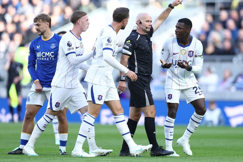 Cole Palmer and Chelsea players react