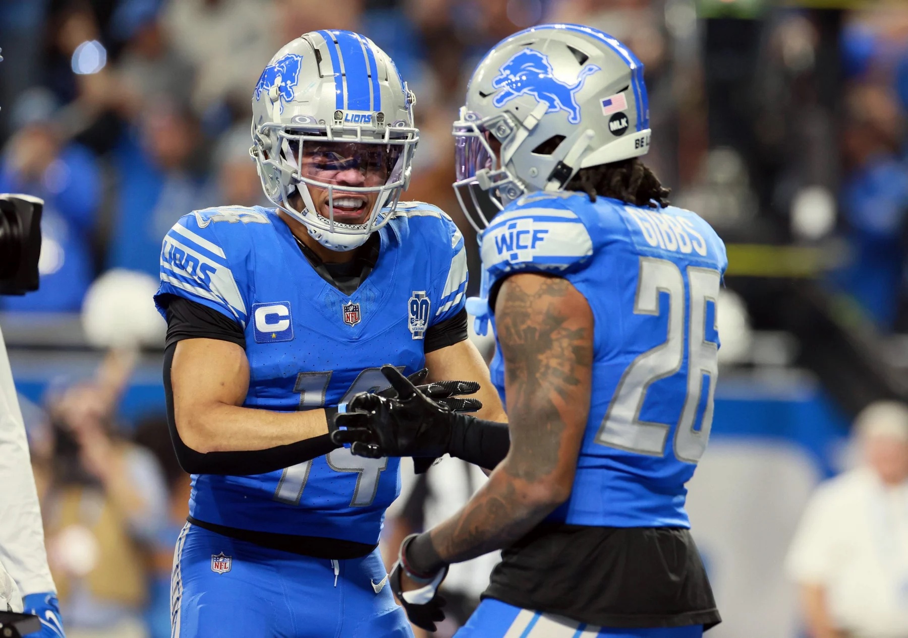 Bye Week Woche 8 - DAZN NFL - Zwei Footballspieler der Detroit Lions in blauen und silbernen Uniformen treten in einem dramatischen Wild Card Game gegen die Rams an. Amon-Ra St. Brown