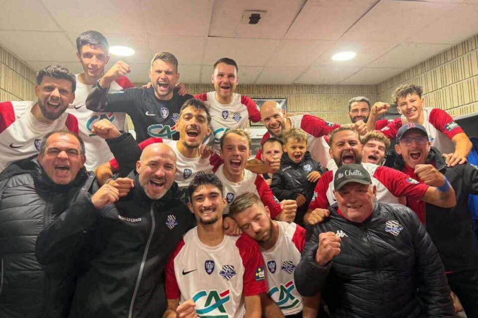 Les joueurs du FC Thaon tout sourire après leur large victoire contre le FC Saint-Lô Manche (C)