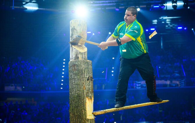 Der australische Athlet Brayden Meyer während der Stihl-Timbersports-Weltmeisterschaft 2025 in Italien in der "Springboard"-Disz