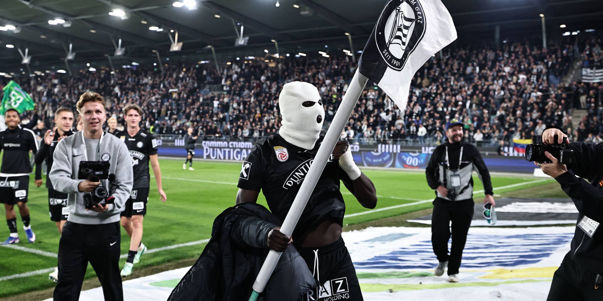 Skandal-Jubel von Diakite nach dem Derby-Sieg.