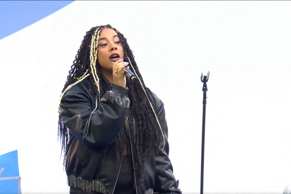 La chanteuse a interprété la Marseillaise avant le coup d'envoi du match au Stade de France.