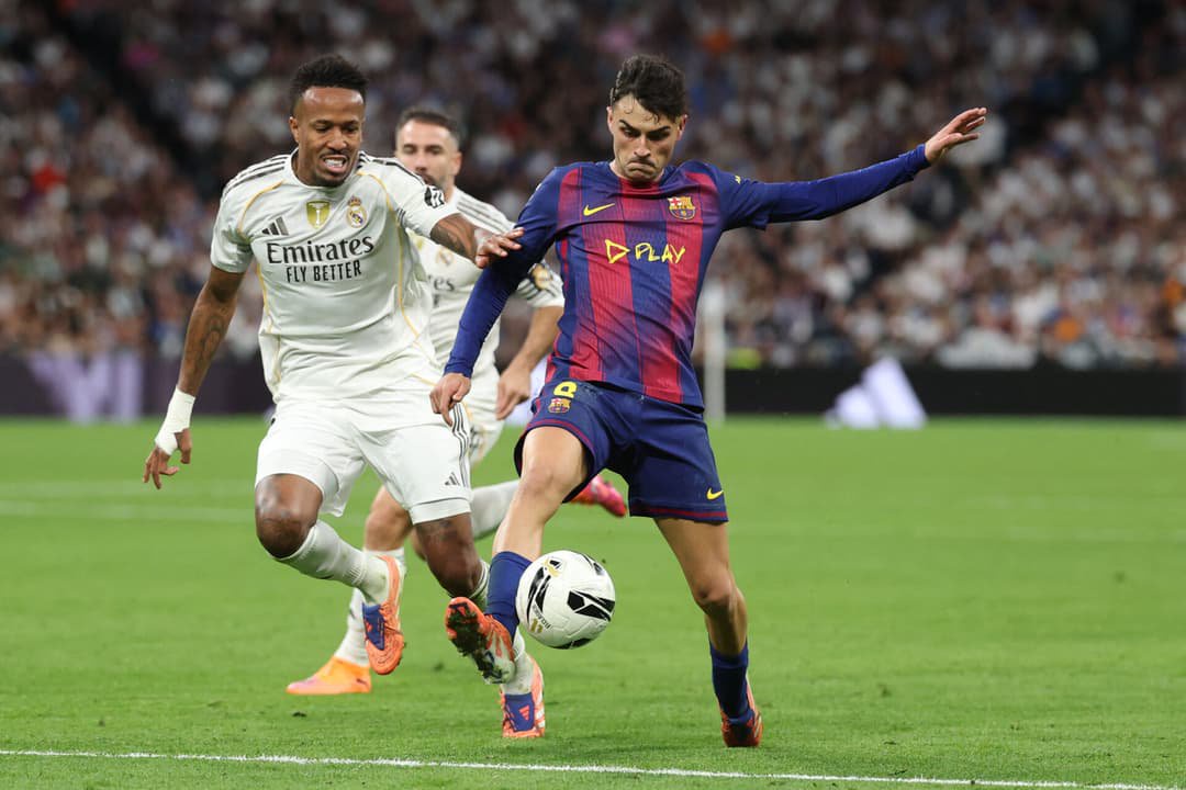 Pedri em ação no El Clásico (Foto: Oscar del Pozo/AFP)