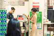 Bianca Censori buying groceries