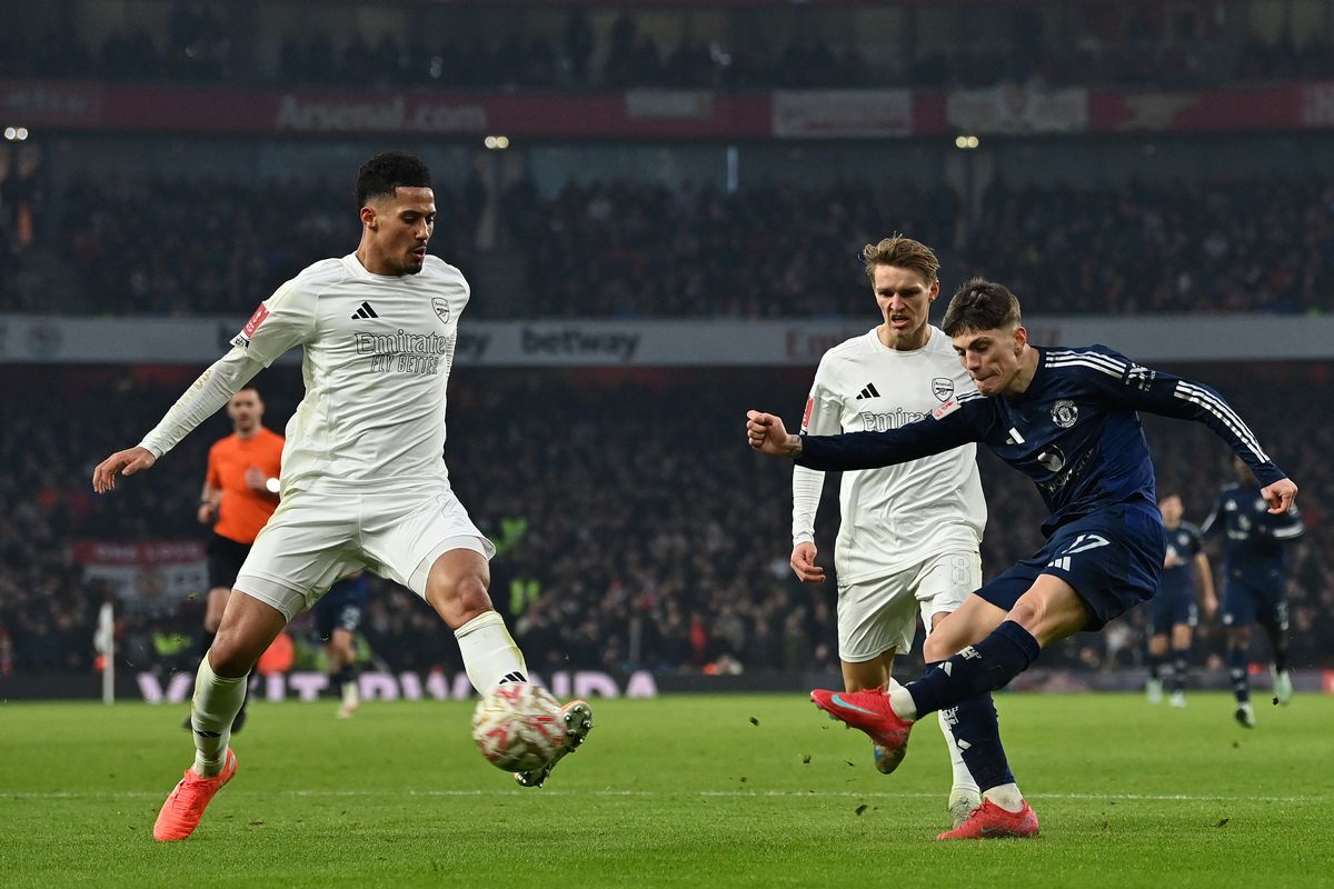 Alejandro Garnacho crosses the ball