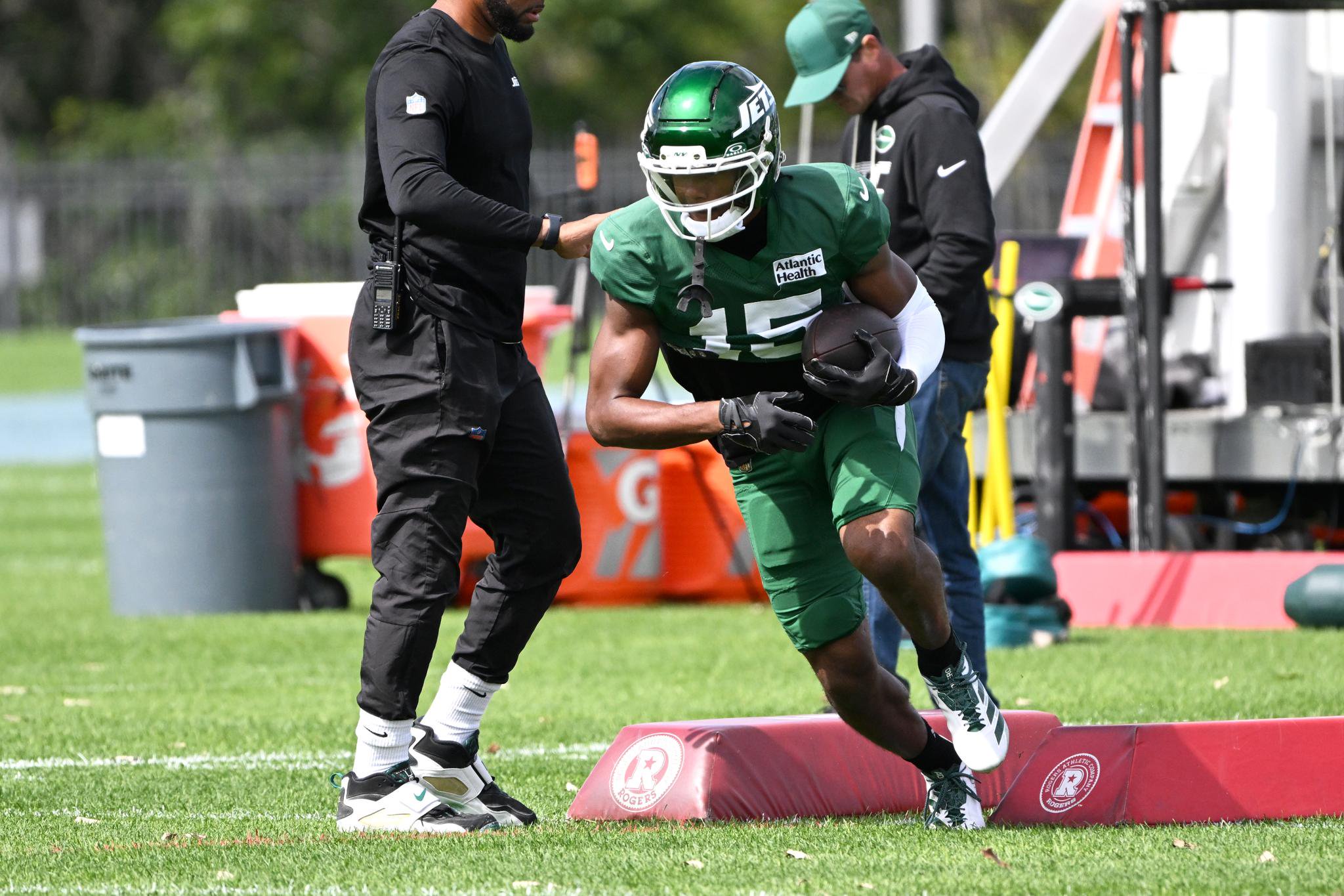 Jets wide receiver Adonai Mitchell (15) runs a drill during practice.