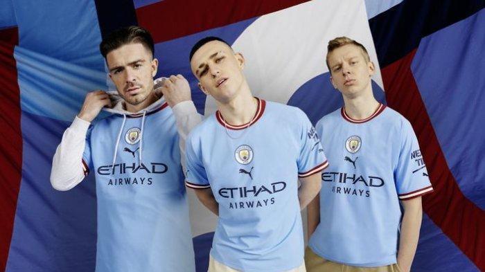Jack Grealish, Phil Foden dan Oleksandr Zinchenko menjadi model jersey kandang baru Manchester City