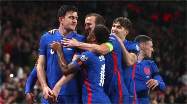 The hug of the teammates to Maguire for his goal (Getty Images)