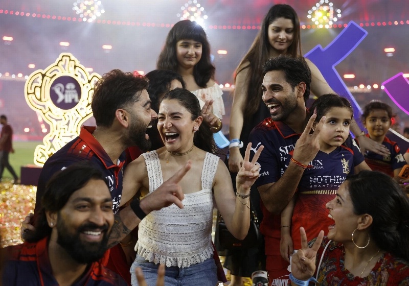 Virat Kohli dances his heart out with wife Anushka after IPL win