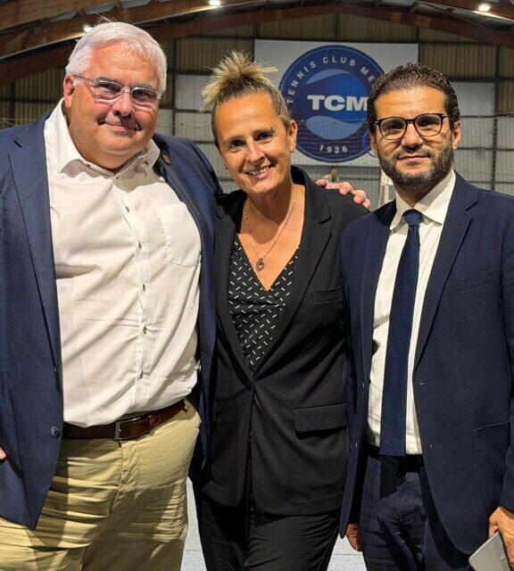 La présidente du TC Melun entourée du maire de Melun , Kadir Mebarek et de Bernard Joanny, président du Comité de Seine-et-Marne de tennis lors des 100 ans du club