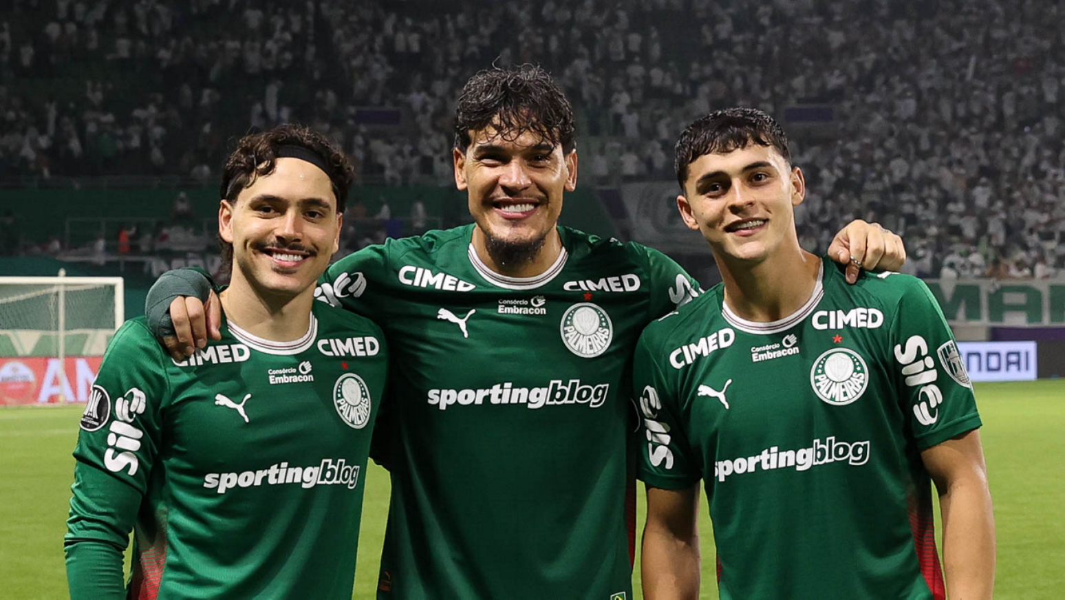 Os jogadores Mauricio, Gustavo Gómez e Ramón Sosa (E/D), da SE Palmeiras, comemoram classificação para final contra a equipe do Fluminense FC, durante partida válida pela semi final, volta, da Conmebol Libertadores, na arena Nubank Parque.