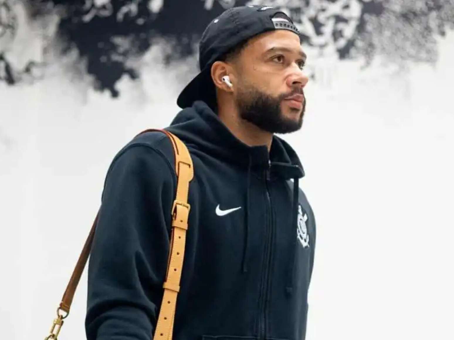 Memphis Depay em chegada à Neo Química Arena (Foto: Ag. Corinthians)
