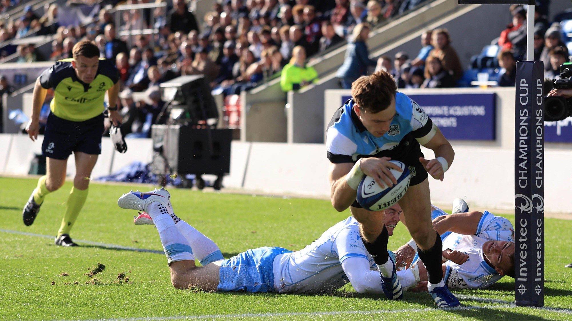 Jamie Dobie scores a try during Glasgow's win at Sale
