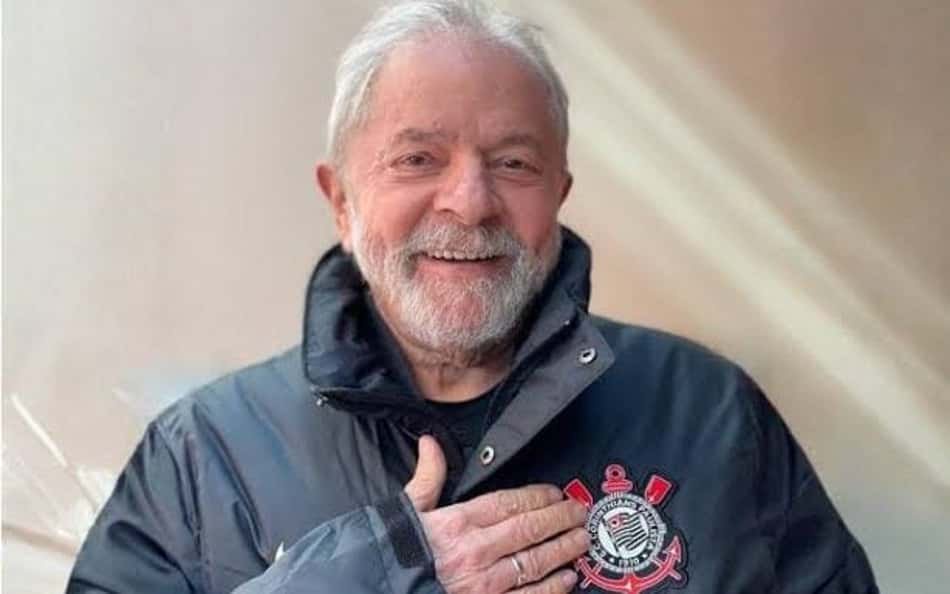 Lula vestindo jaqueta escura com emblema no peito esquerdo do Corinthians