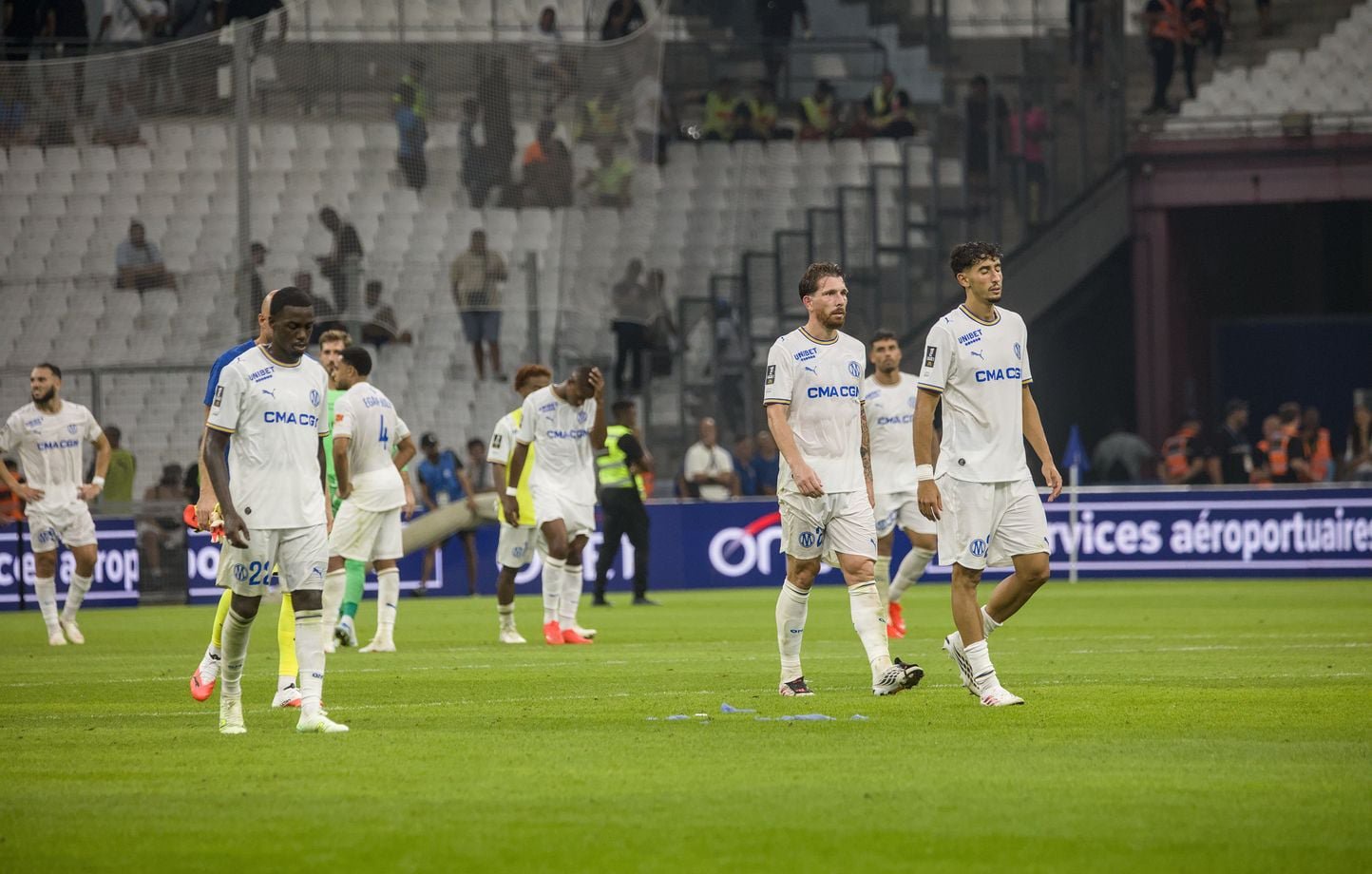 Les joueurs de l'OM, ici après la défaite contre le Paris FC en Ligue 1 début septembre, ont perdu face à l'Olympiakos lors de la 2e journée de la Ligue Europe, le 16 octobre 2026 au stade Vélodrome. 